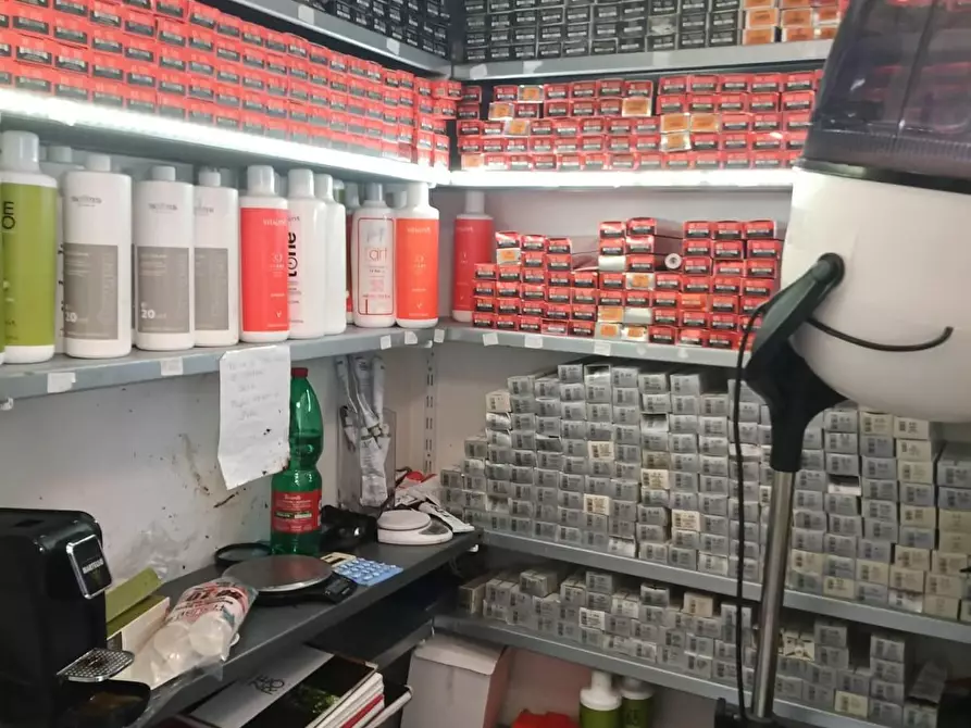 Immagine 11 di Locale commerciale in vendita  a Pisa