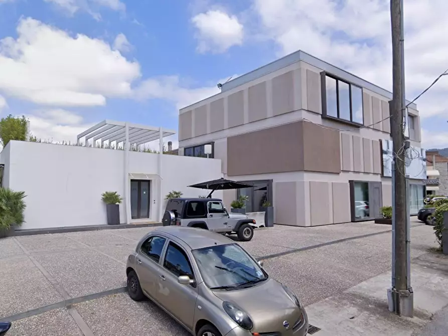 Immagine 2 di Capannone industriale in vendita  a Massarosa