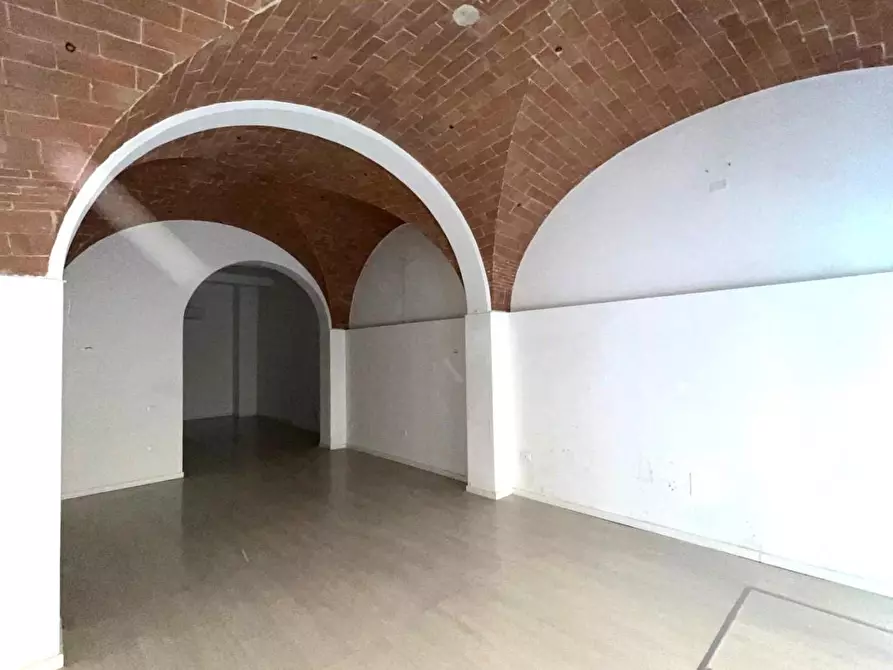 Immagine 2 di Locale commerciale in affitto  a Pontedera
