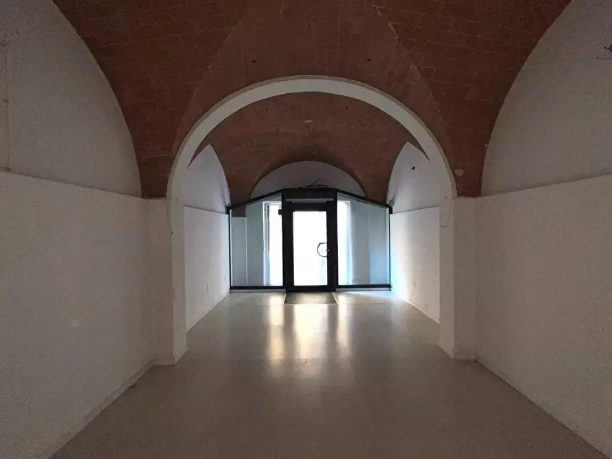 Immagine 1 di Locale commerciale in affitto  a Pontedera