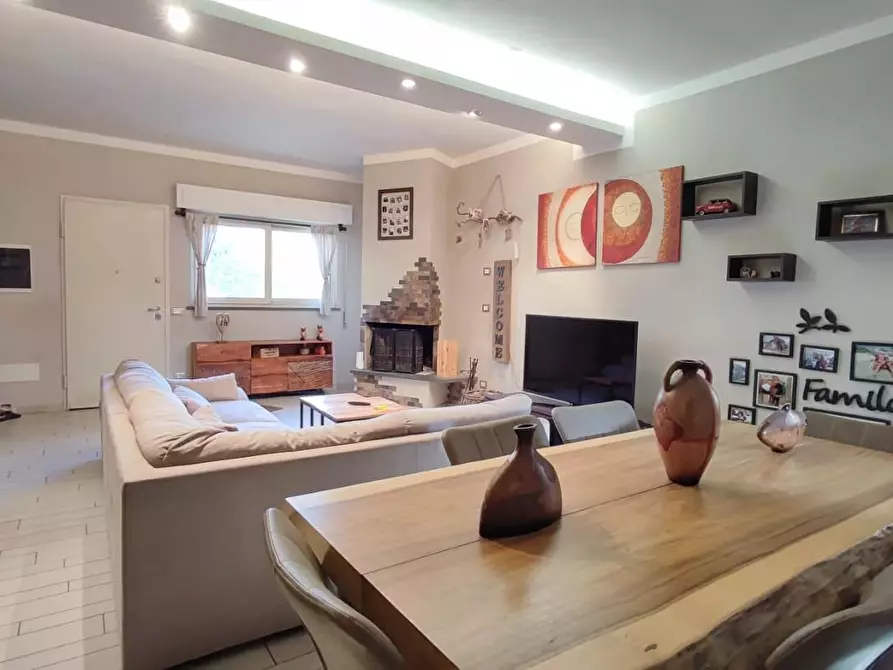 Immagine 1 di Appartamento in vendita  a Viareggio