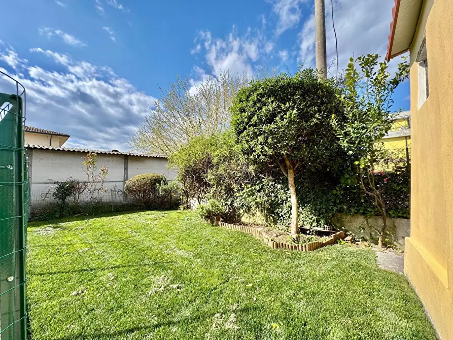 Immagine 21 di Villetta a schiera in vendita  a Lucca