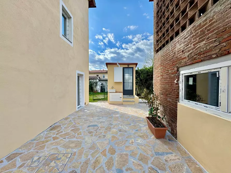 Immagine 23 di Villetta a schiera in vendita  a Lucca