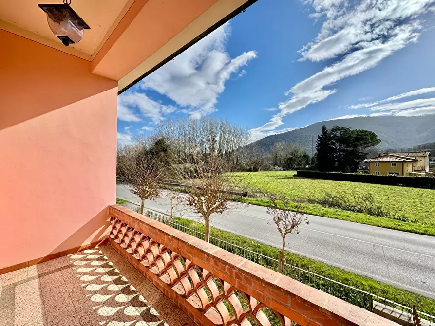 Immagine 9 di Villetta a schiera in vendita  a Lucca