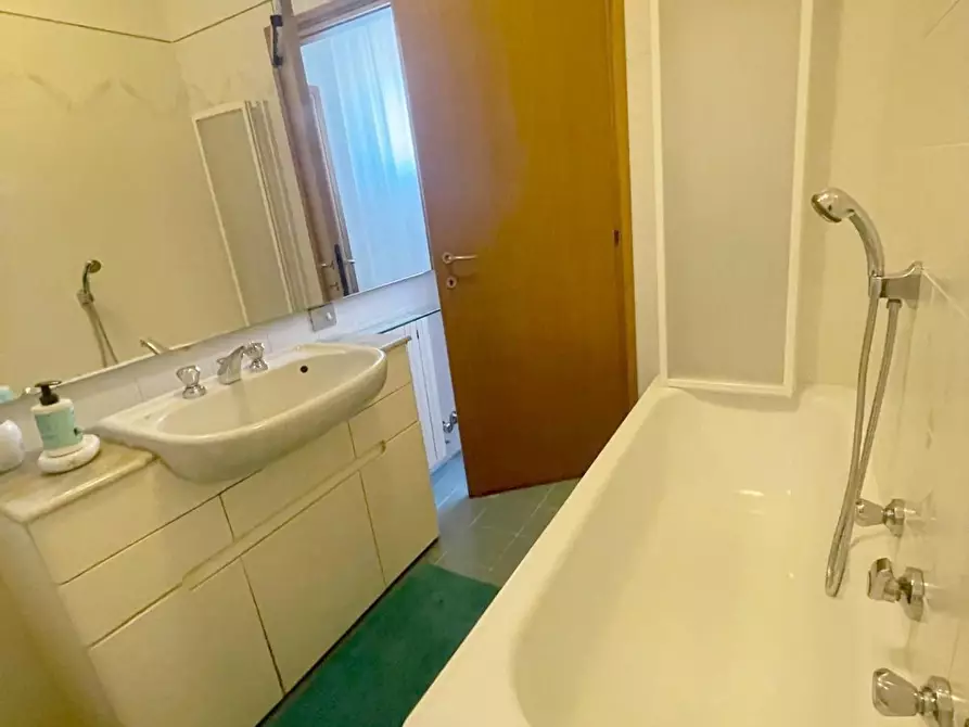 Immagine 33 di Appartamento in affitto  a Viareggio