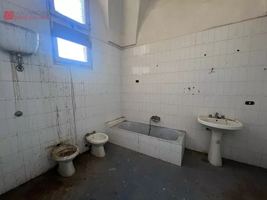Immagine 28 di Palazzo in vendita  a San Donato Di Lecce