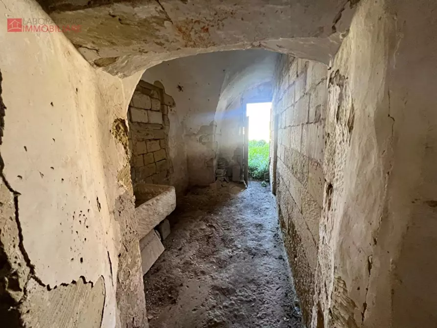 Immagine 37 di Palazzo in vendita  a San Donato Di Lecce