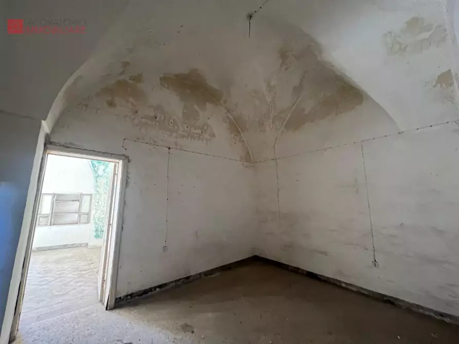 Immagine 36 di Palazzo in vendita  a San Donato Di Lecce