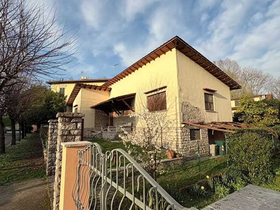 Immagine 2 di Villa in vendita  a Lucca