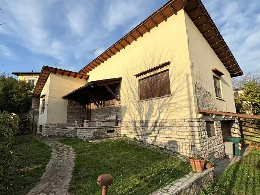 Immagine 1 di Villa in vendita  a Lucca