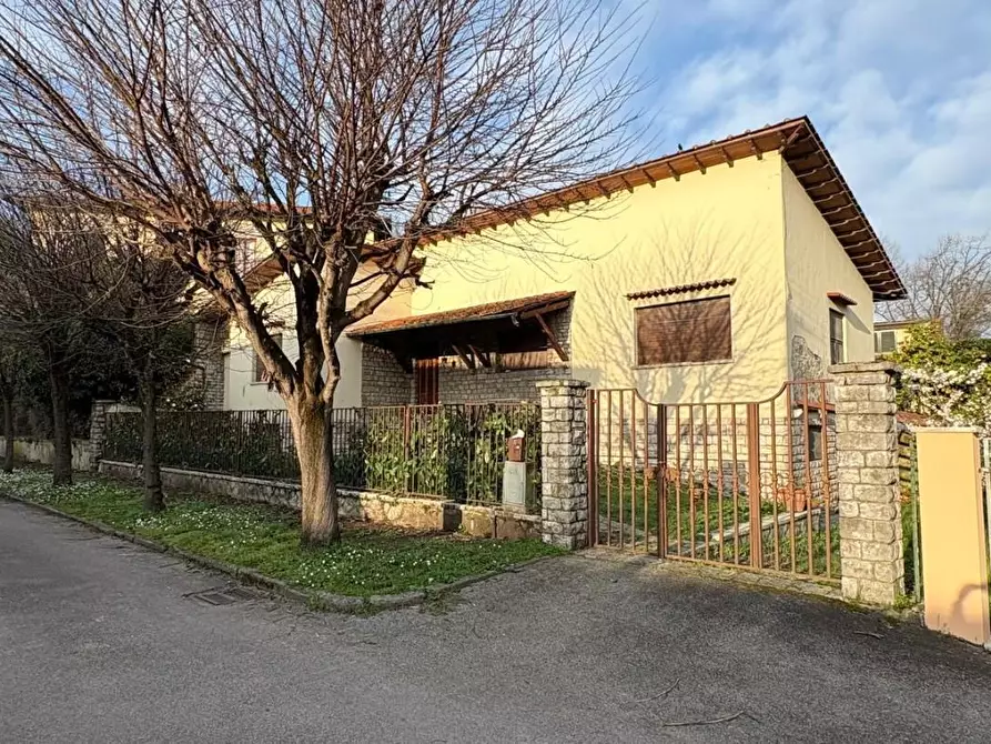 Immagine 5 di Villa in vendita  a Lucca