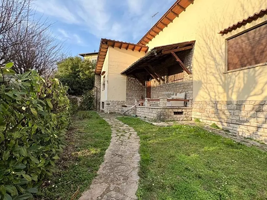 Immagine 3 di Villa in vendita  a Lucca