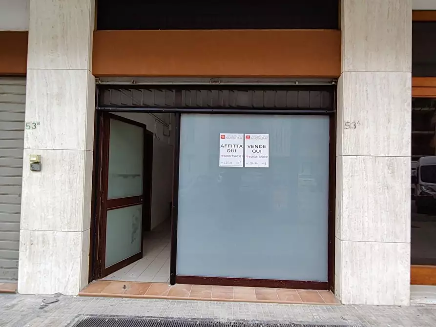 Immagine 16 di Locale commerciale in vendita  a Lecce