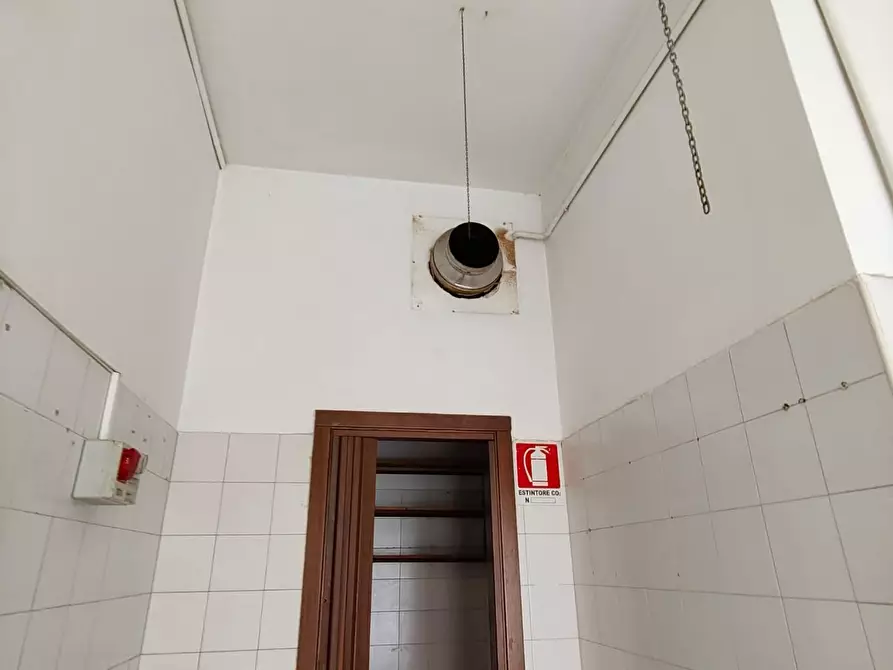 Immagine 8 di Locale commerciale in vendita  a Lecce