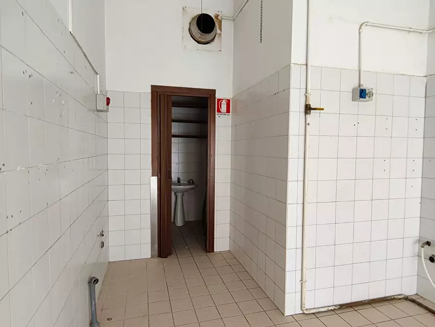 Immagine 17 di Locale commerciale in vendita  a Lecce