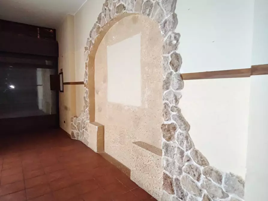 Immagine 10 di Locale commerciale in vendita  a Lecce