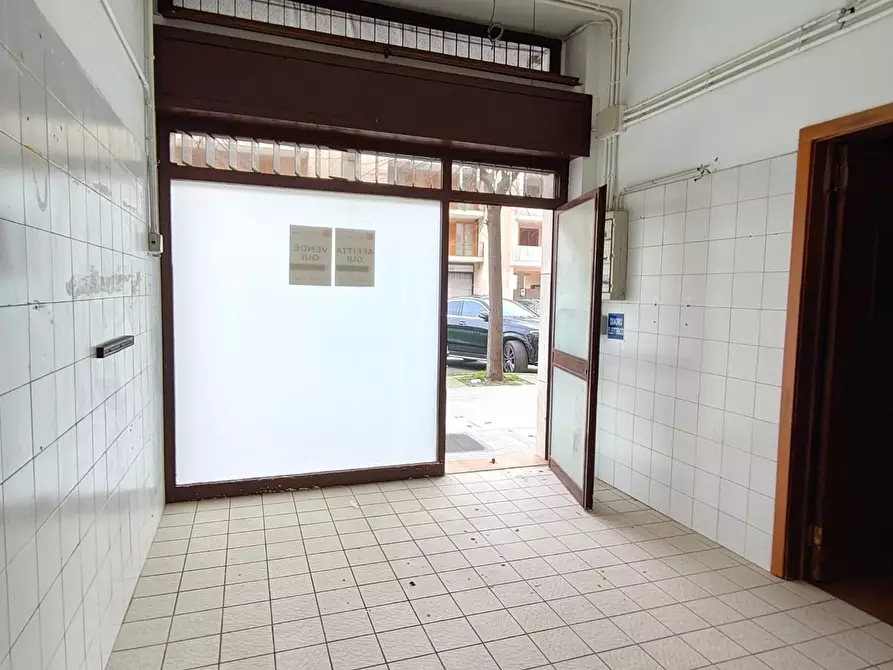Immagine 12 di Locale commerciale in vendita  a Lecce