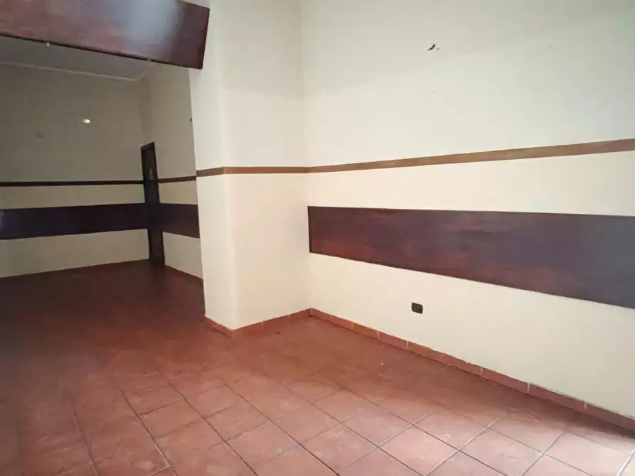 Immagine 15 di Locale commerciale in vendita  a Lecce