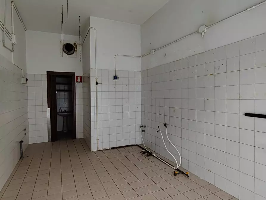 Immagine 11 di Locale commerciale in vendita  a Lecce