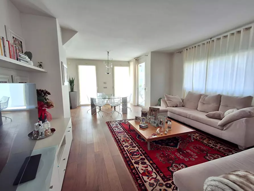 Immagine 2 di Villa in vendita  a Capraia E Limite