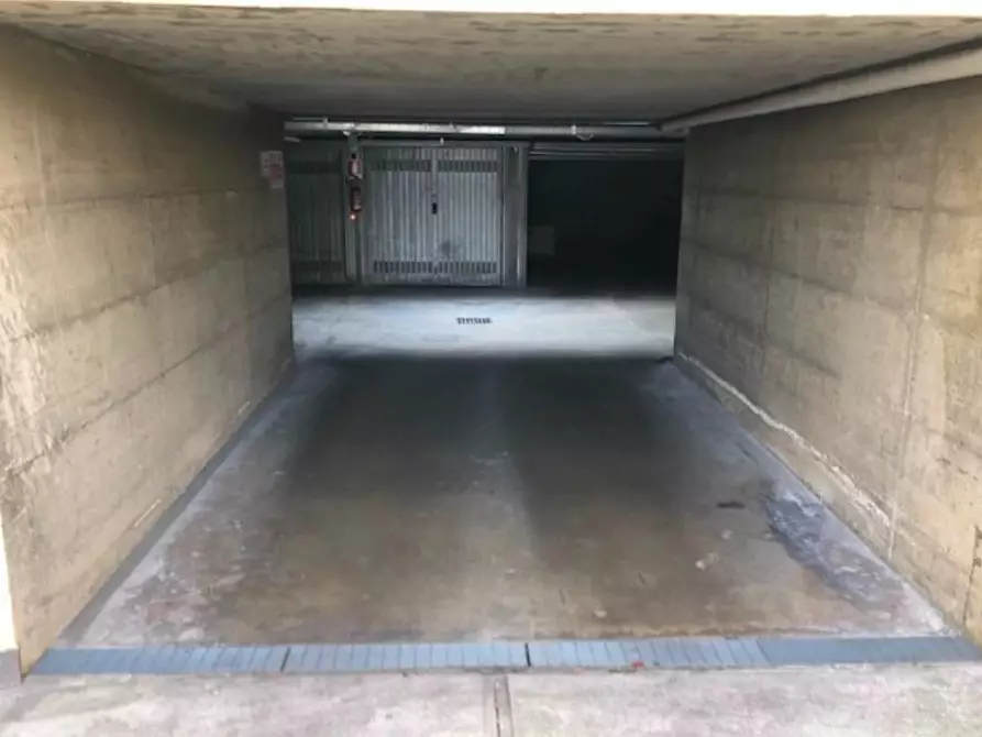Immagine 3 di Garage in vendita  a Milano