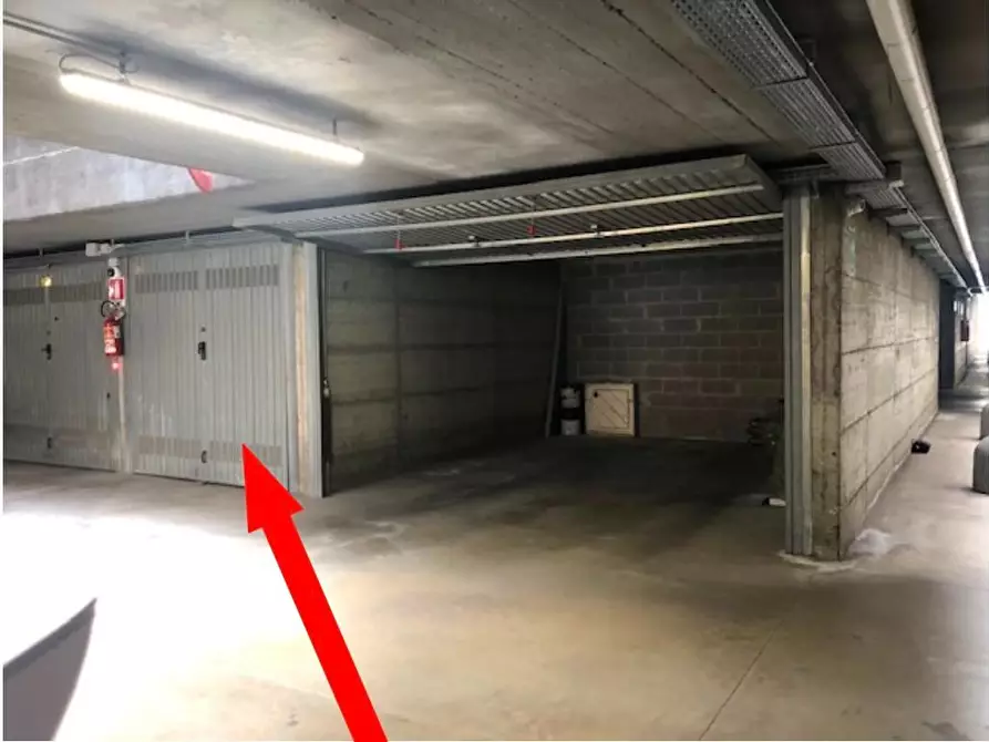 Immagine 2 di Garage in vendita  a Milano