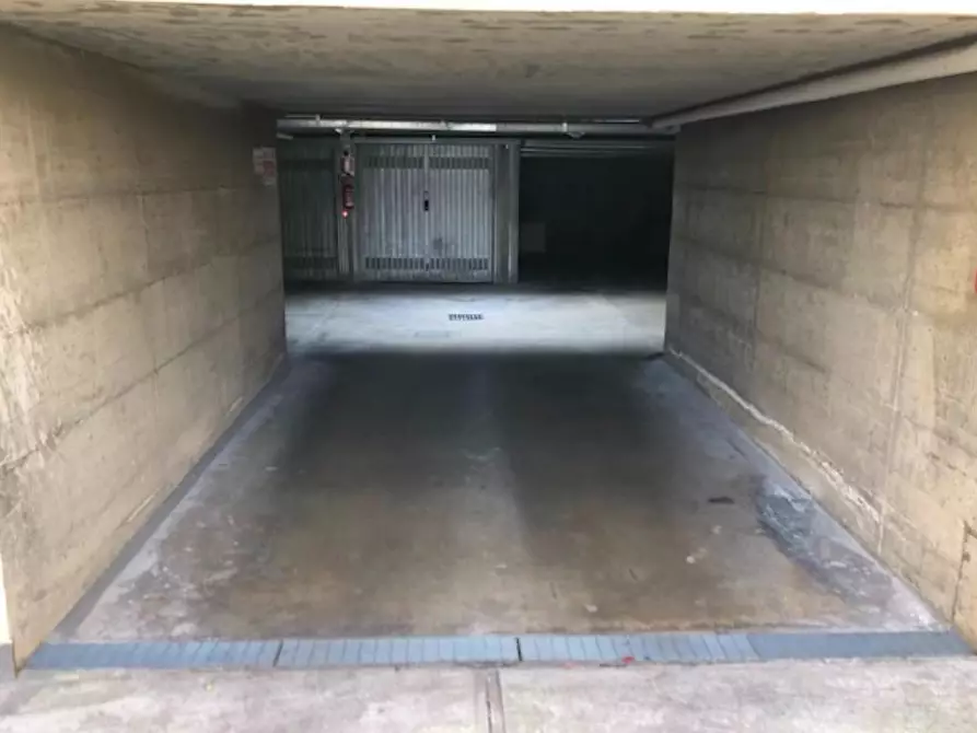 Immagine 4 di Garage in vendita  a Milano