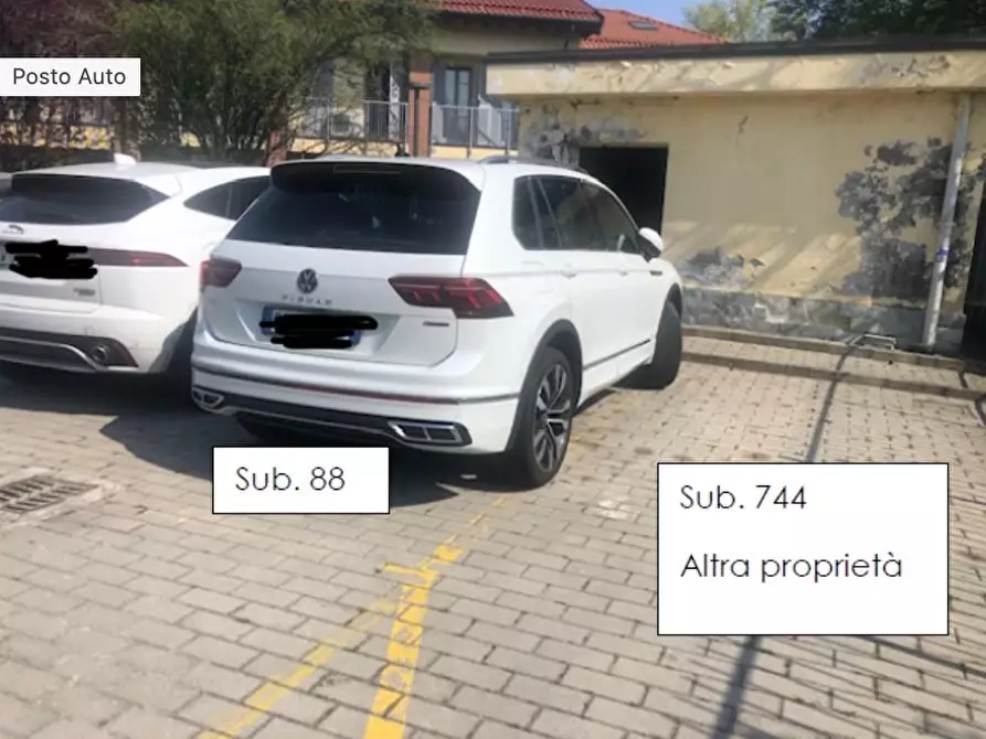 Immagine 2 di Garage in vendita  a Milano