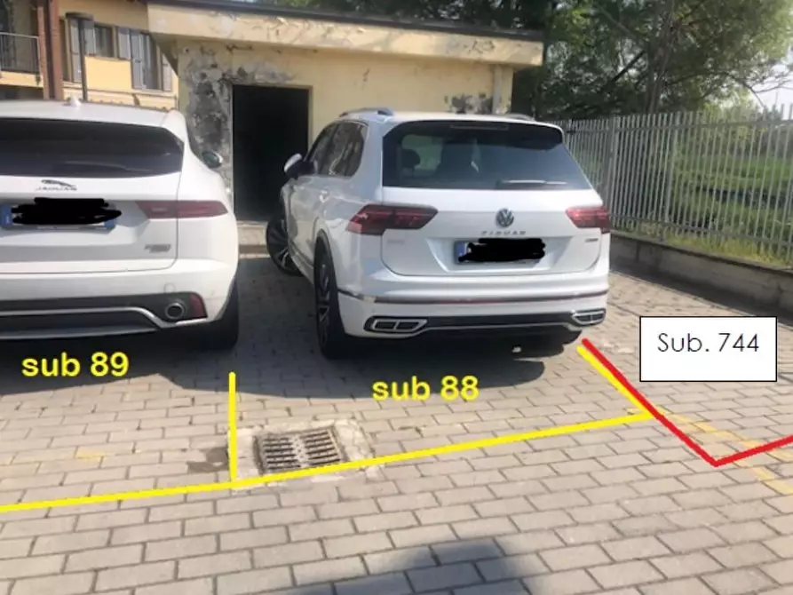 Immagine 1 di Garage in vendita  a Milano