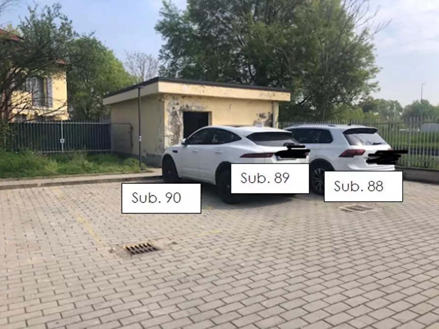 Immagine 2 di Garage in vendita  a Milano