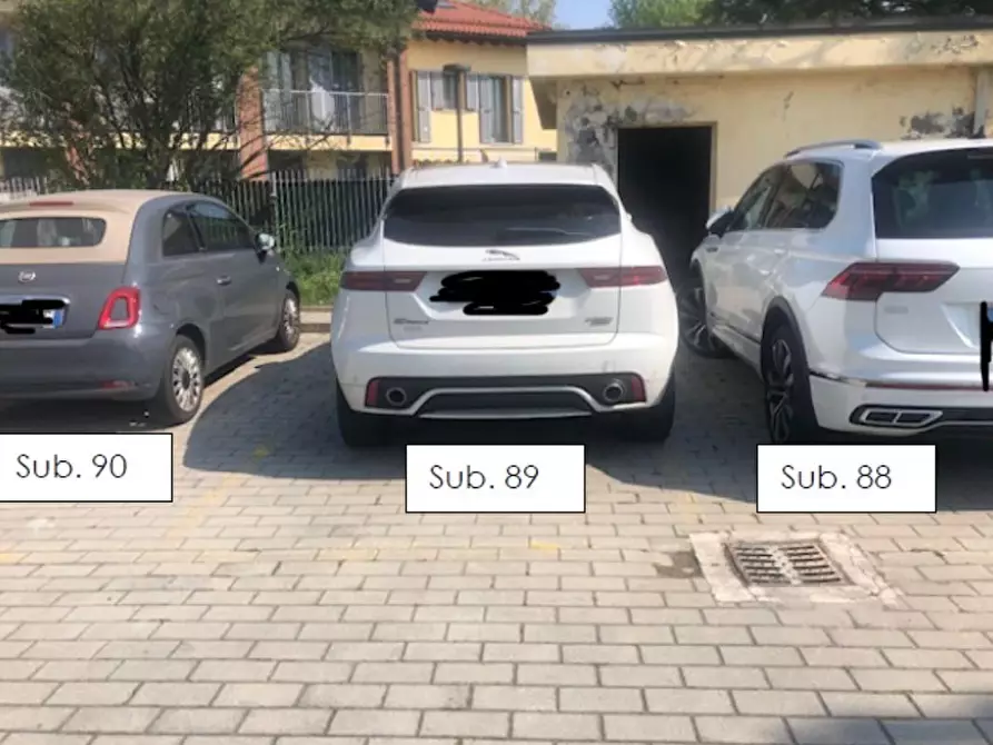 Immagine 1 di Garage in vendita  a Milano