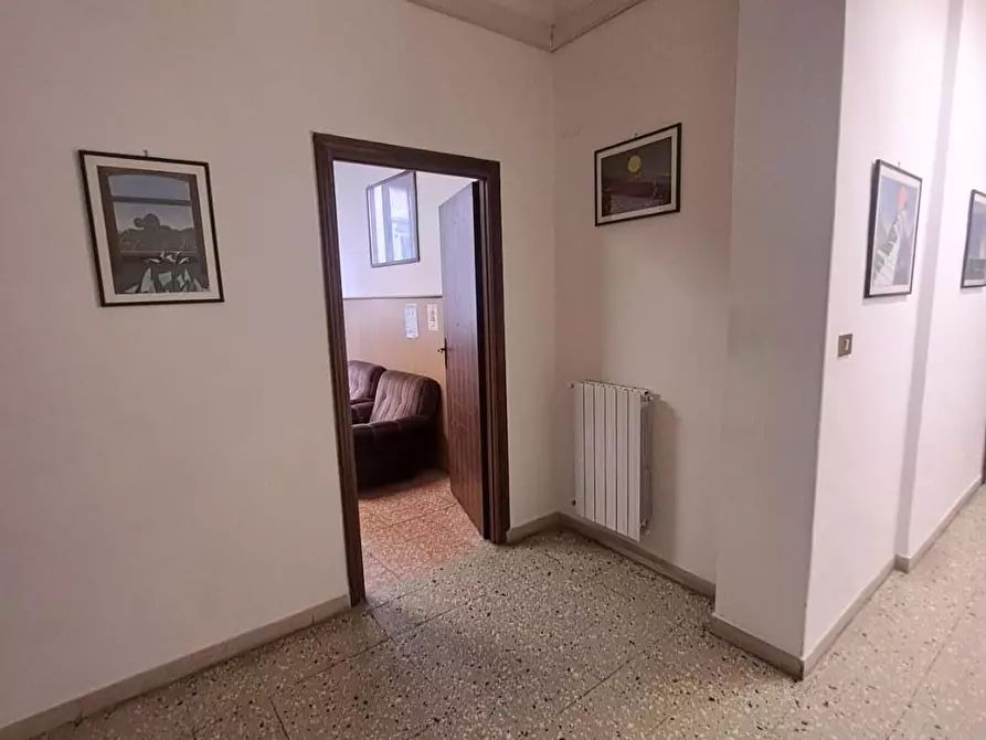 Immagine 12 di Ufficio in vendita  a Livorno