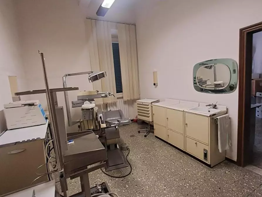 Immagine 8 di Ufficio in vendita  a Livorno