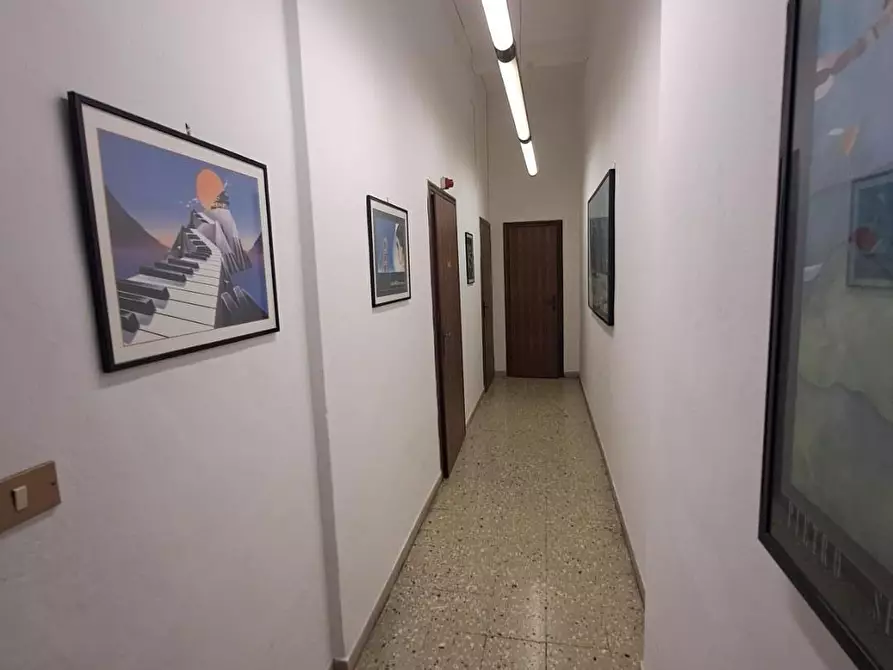 Immagine 11 di Ufficio in vendita  a Livorno