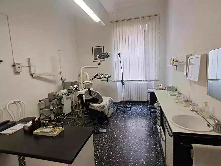 Immagine 7 di Ufficio in vendita  a Livorno