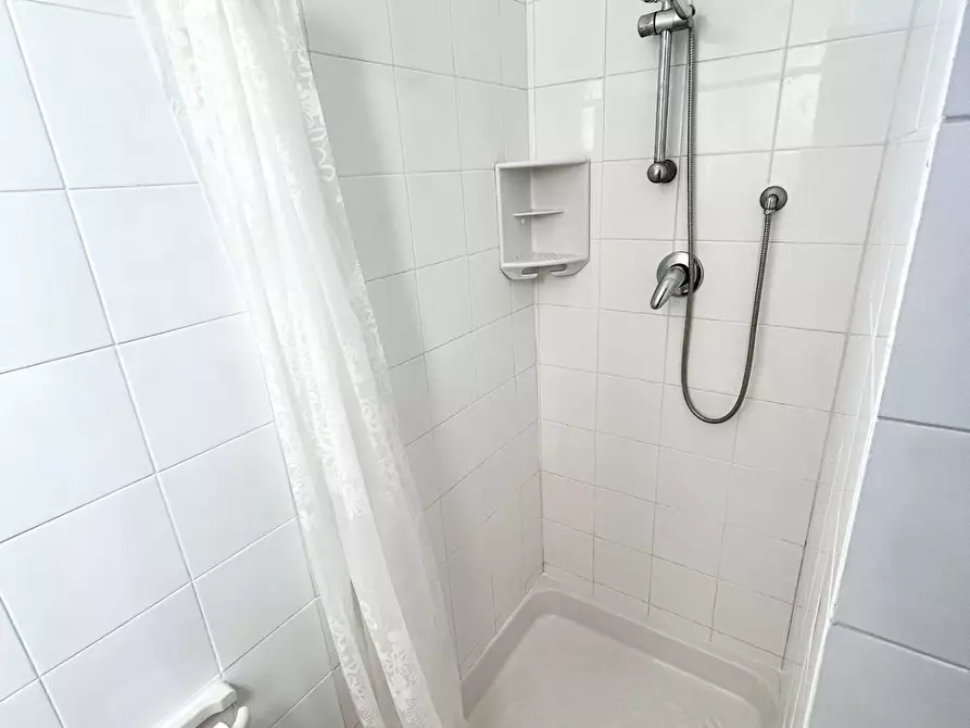 Immagine 5 di Appartamento in vendita  a Lucca