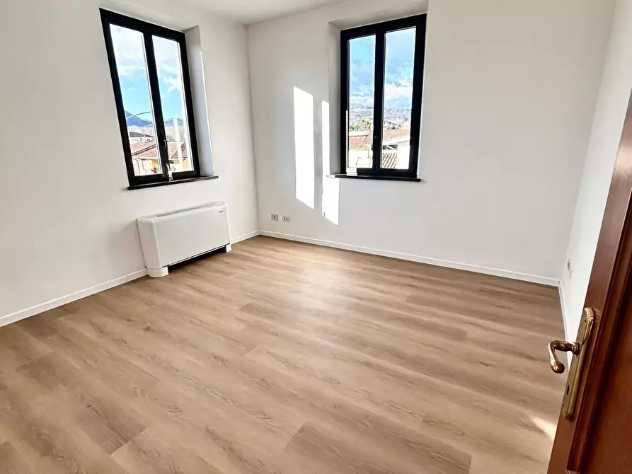 Immagine 12 di Appartamento in vendita  a Lucca