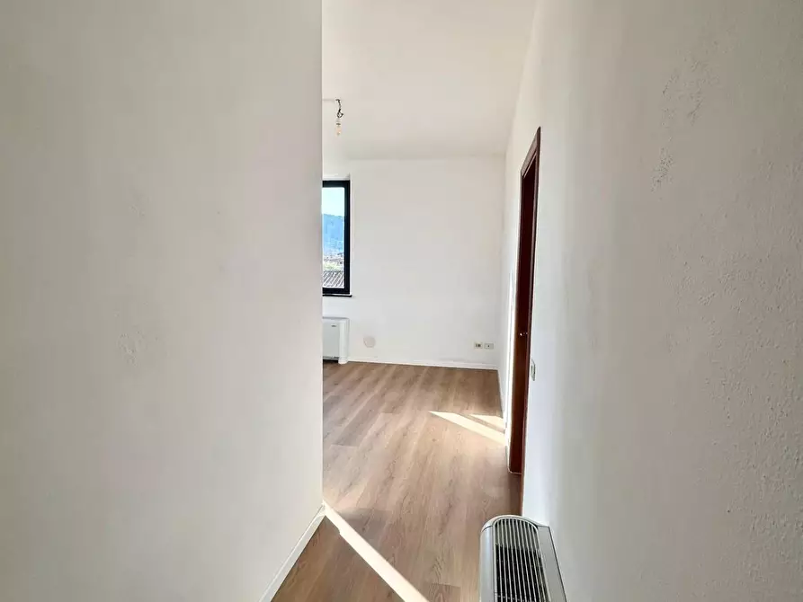 Immagine 7 di Appartamento in vendita  a Lucca