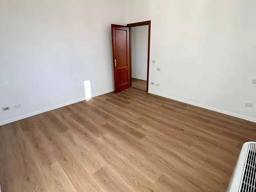 Immagine 10 di Appartamento in vendita  a Lucca