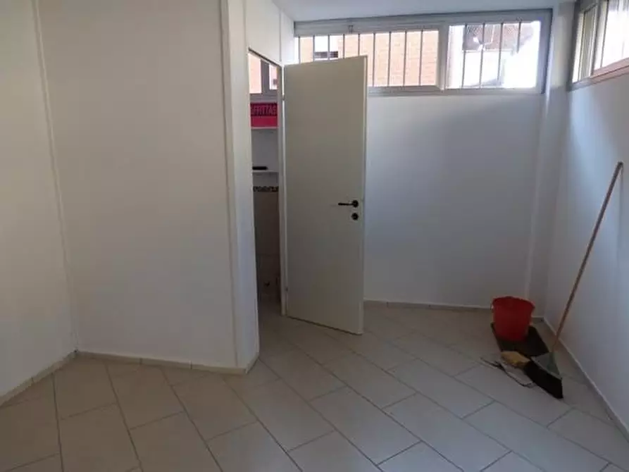 Immagine 4 di Ufficio in affitto  a Lucca