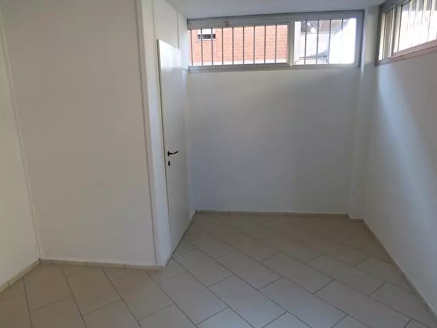 Immagine 5 di Ufficio in affitto  a Lucca