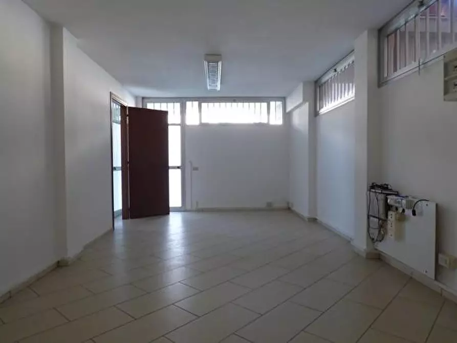 Immagine 1 di Ufficio in affitto  a Lucca