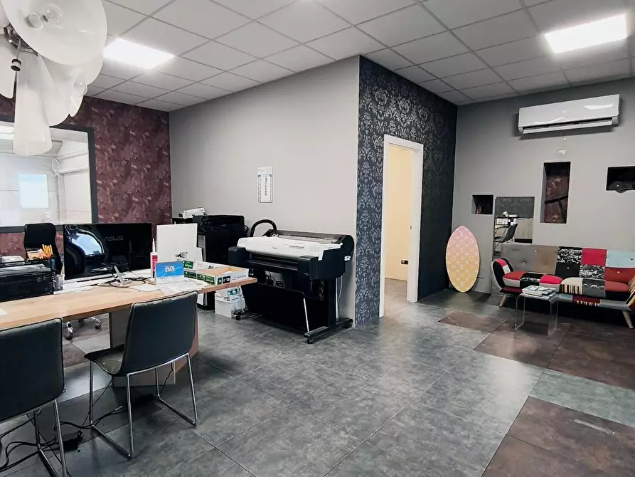 Immagine 16 di Attività artigianale in vendita  a Carrara