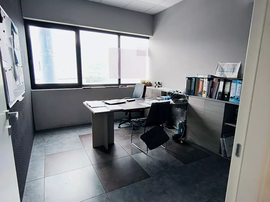 Immagine 15 di Attività artigianale in vendita  a Carrara