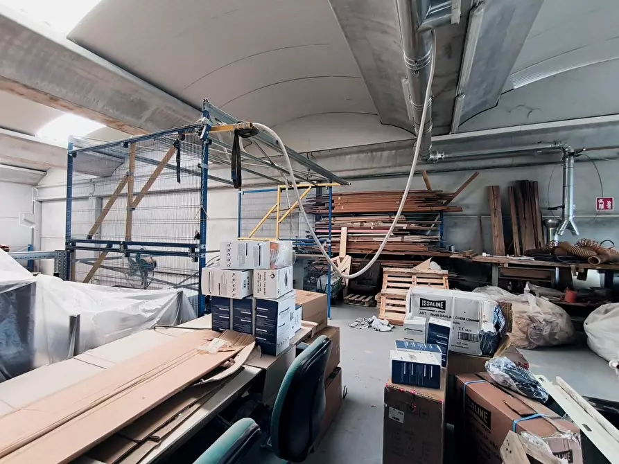 Immagine 7 di Attività artigianale in vendita  a Carrara