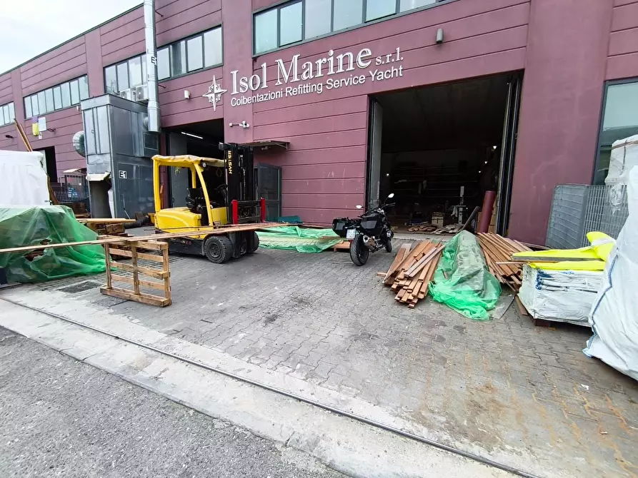 Immagine 4 di Attività artigianale in vendita  a Carrara