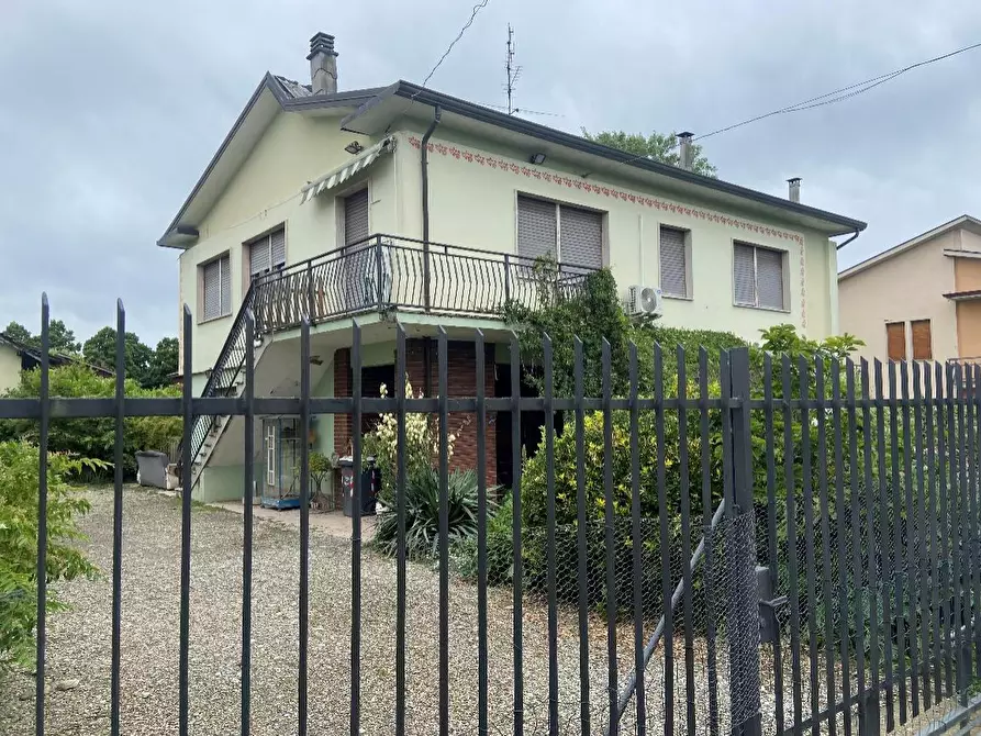Immagine 1 di Villa in vendita  a Sale