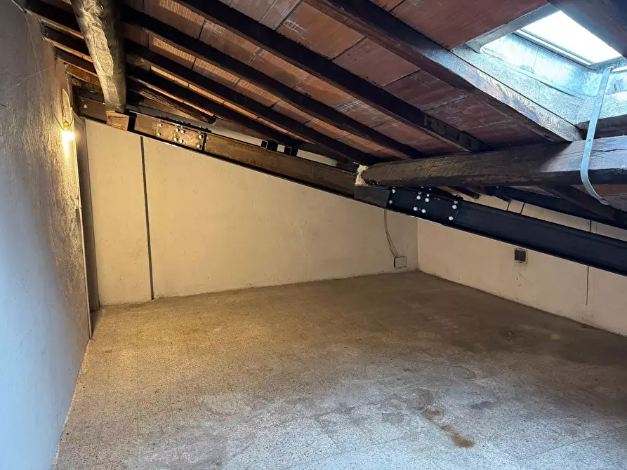 Immagine 17 di Appartamento in vendita  a Lucca