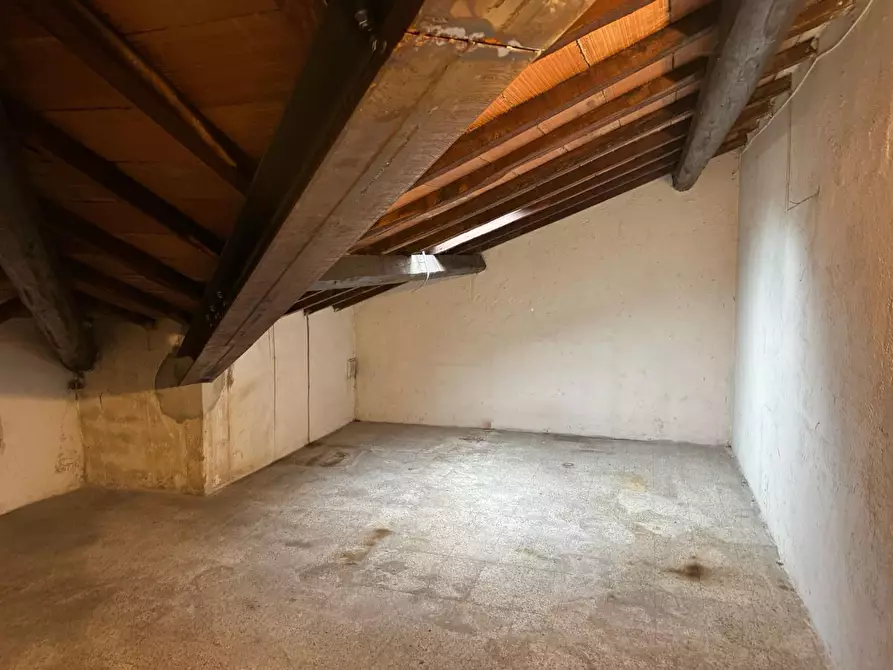 Immagine 16 di Appartamento in vendita  a Lucca