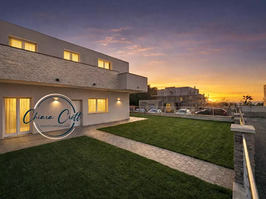 Immagine 1 di Villa in vendita  a Livorno